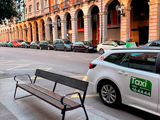 Imagen de un taxi en la parada de taxis de la ciudad de Gijón