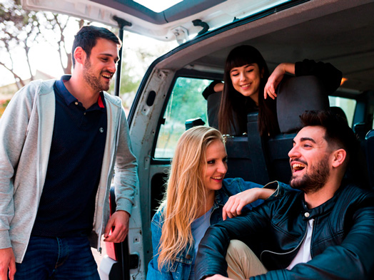 Grupo de amigos disfrutando del servicio de transporte de Gijón Taxi