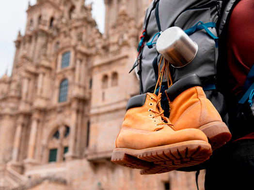 Imagen de un peregrino realizando el Camino de Santiago